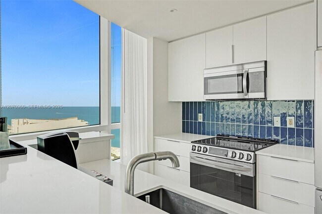 Building Photo - 4401 Collins Ave