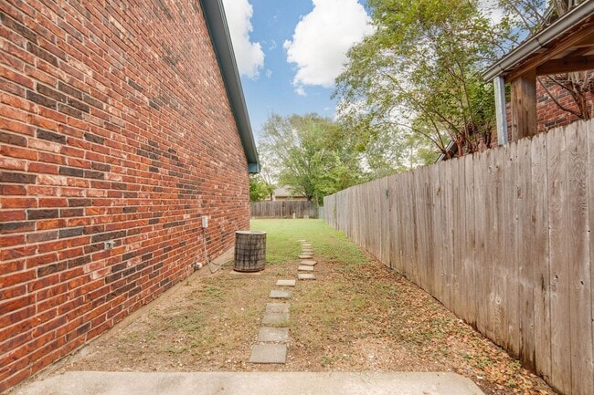 Building Photo - NOVEMBER Move in! 2/2 Duplex with fenced i...