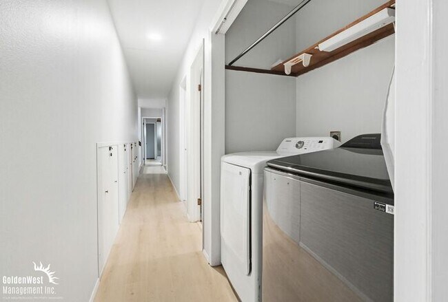 Building Photo - Beautifully Updated 3Bdm 3Ba Unfurnished Main Home of Duplex with Views in Cardiff By the Sea!