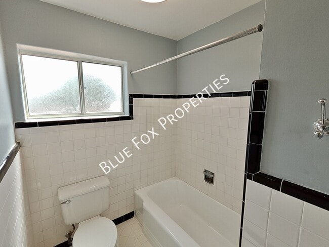 Building Photo - 404 S Cherry Ave