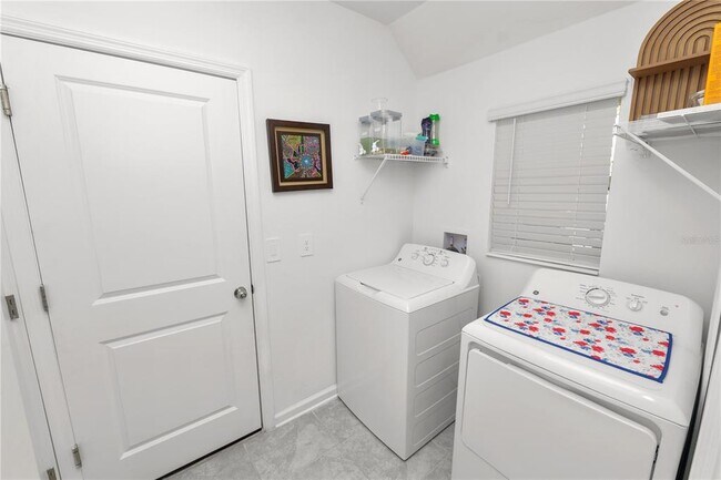 Building Photo - 1740 White Water Ct