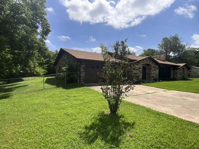 Building Photo - 530 Hilliard Dr