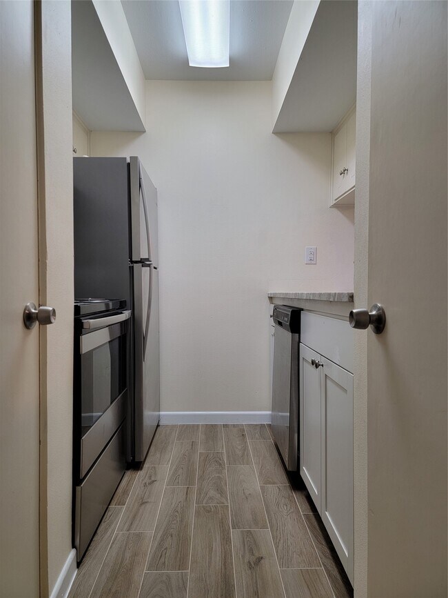 Building Photo - 2101 Fountain View Dr