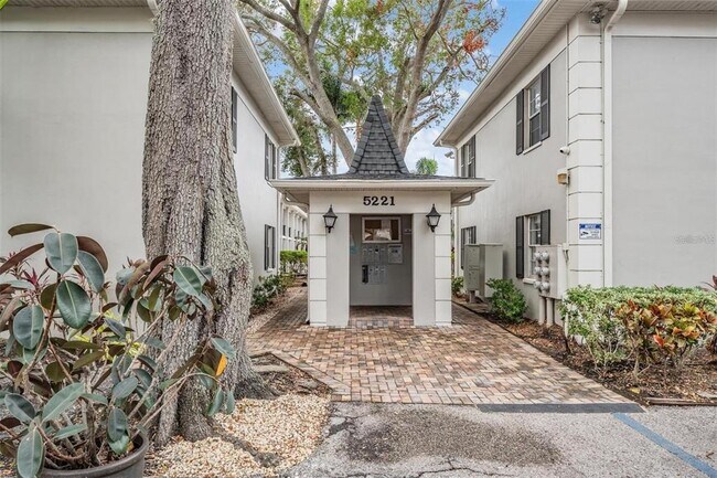 Building Photo - 5221 Bayshore Blvd