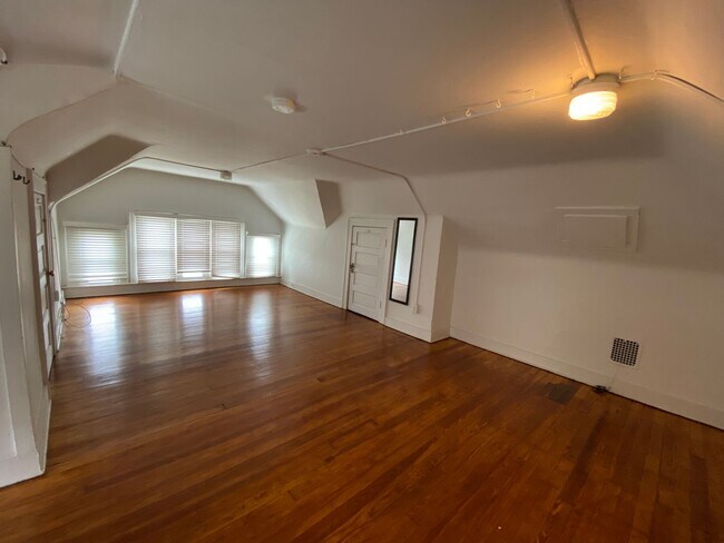 Building Photo - 235 E 16th Ave