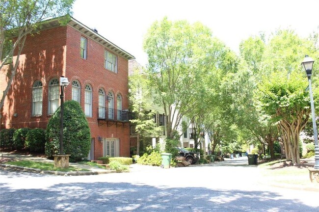 Building Photo - 704 Longleaf Dr NE
