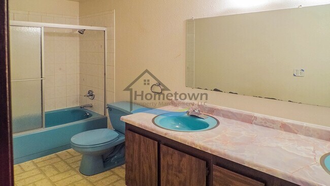 Building Photo - 3 Bed 1.5 Bath with Garage & Fenced Yard