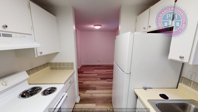 Building Photo - West Linn!!!  Stylish Townhouse, Private C...