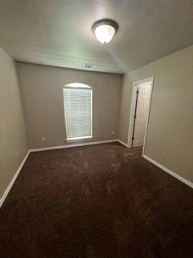Building Photo - Convenient Location with easy access to So...