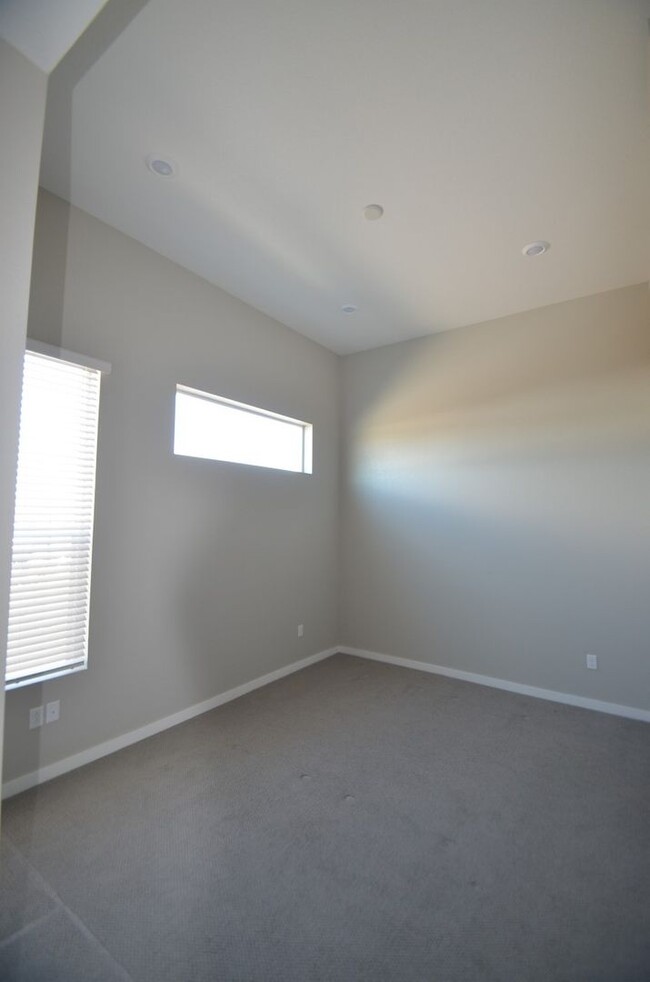 Building Photo - Beautiful Contemporary Row Home in Mid Tow...