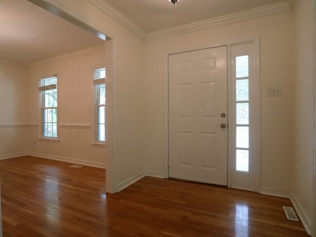 Building Photo - Spacious 4-Bedroom with Fenced Yard, Deck,...