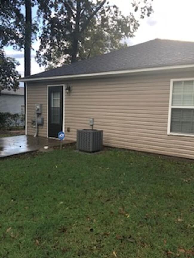 Building Photo - Very nice 2 bed 1 bath home, Dining room, Porch and Back Patio and Storage Bldg