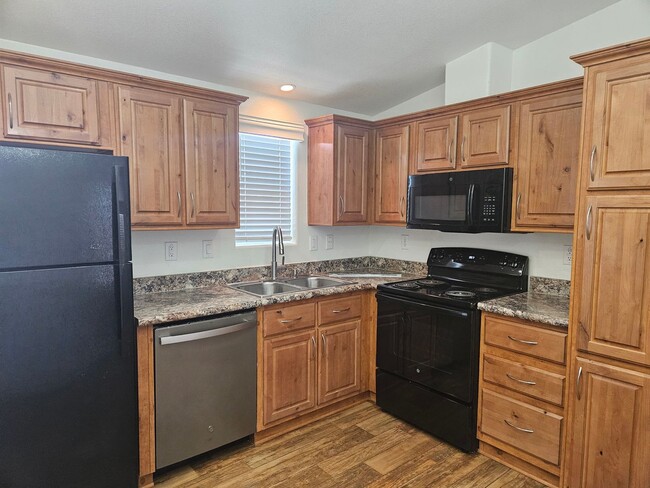 Building Photo - Very cute 3 bed/2 bath manufactured home w...