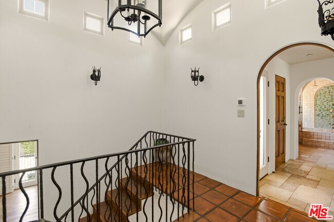 Building Photo - 1407 N Beverly Dr