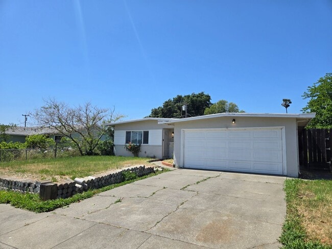 Building Photo - Beautifully Updated 3 Bed, 2 Bath House
