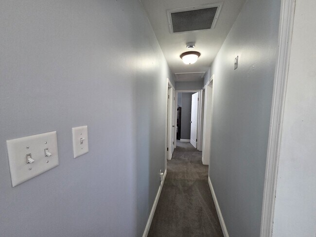 Building Photo - 16 Evergreen Dr