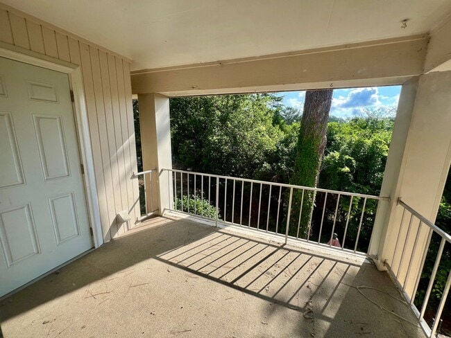Building Photo - Spacious Forest Acres Condo!