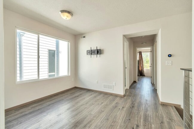 Building Photo - 11611 Alexandria Dr
