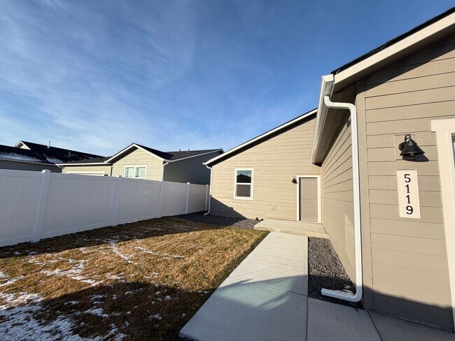 Building Photo - Brand New Post Falls Home!!