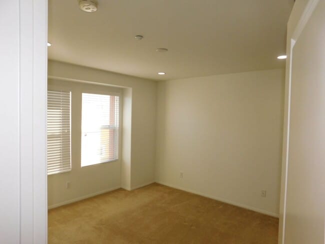 Building Photo - Beautiful Tri Level 2 Bed 2.5 Bath Single ...