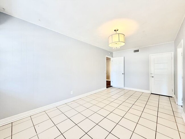 Building Photo - 1238 Bellevue Blvd