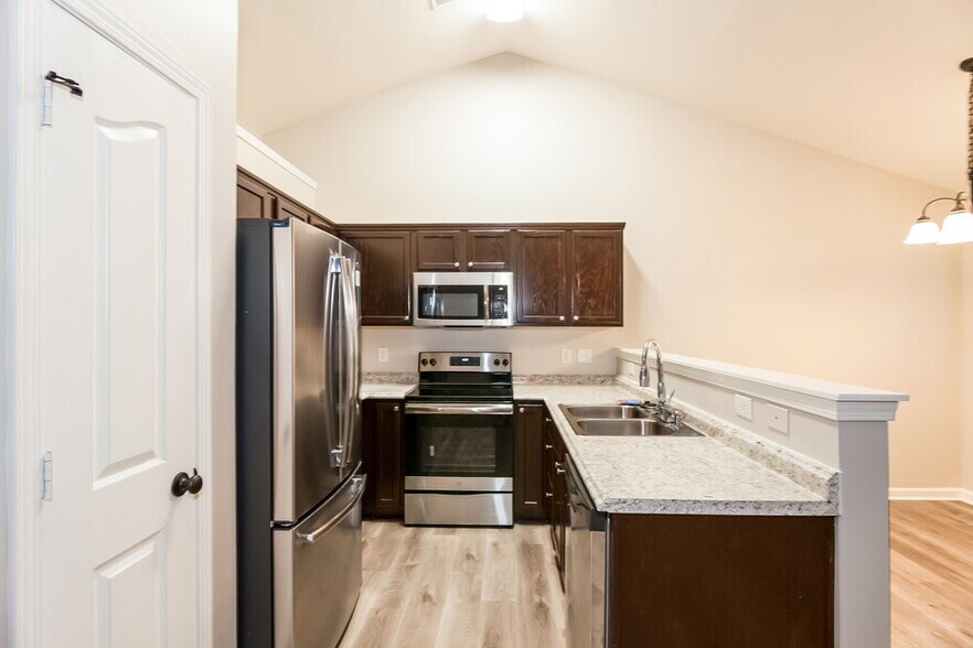 Building Photo - 6825 Chieftain Dr