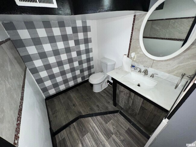 Building Photo - 416 W Main St