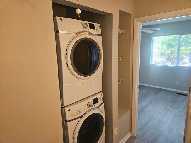 Building Photo - Lovely 2 BR 2.5 BA TH near UNC Chapel Hill! Available Now