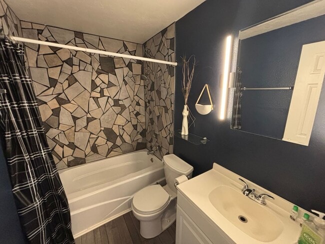 Building Photo - Garden-Style Condo in the Heart of Bend!