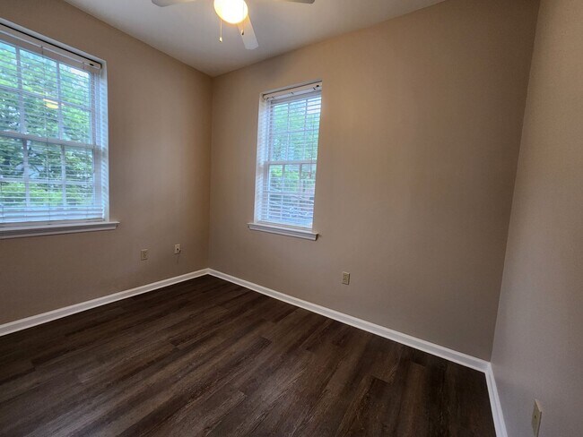 Building Photo - TWO BEDROOM APARTMENT MAIN & MARKET STREETS