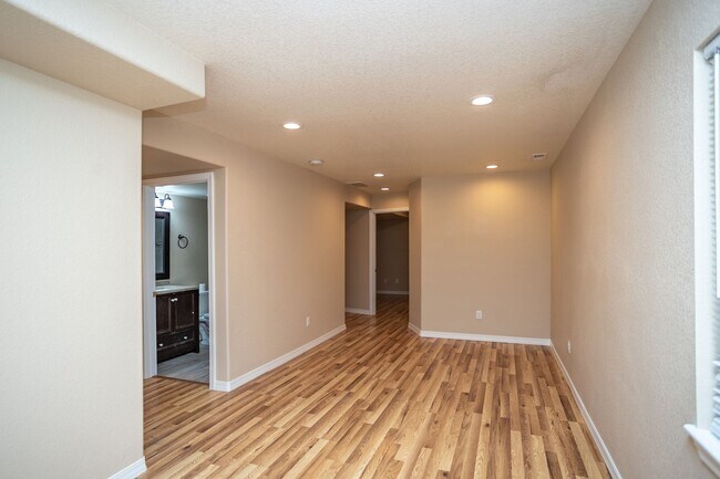Building Photo - Well Maintained Home in Eastview Estates!