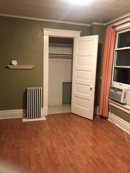 bedroom - 717 W Huron St