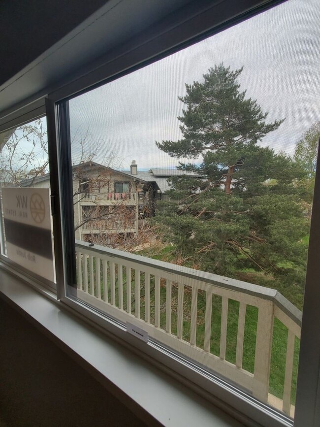 Building Photo - Recently Updated and Spacious 1B / 1B Available for June!