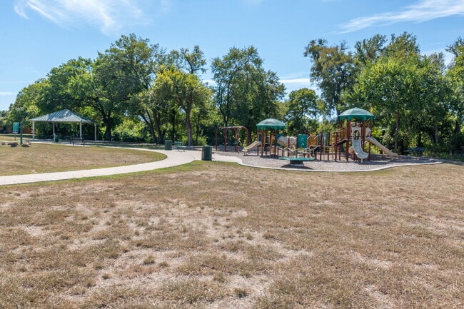 Building Photo - "Beautiful 3-Bedroom, 2-Bath Home with Ope...