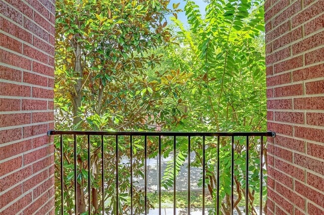 Building Photo - 934 E Heights Hollow Ln