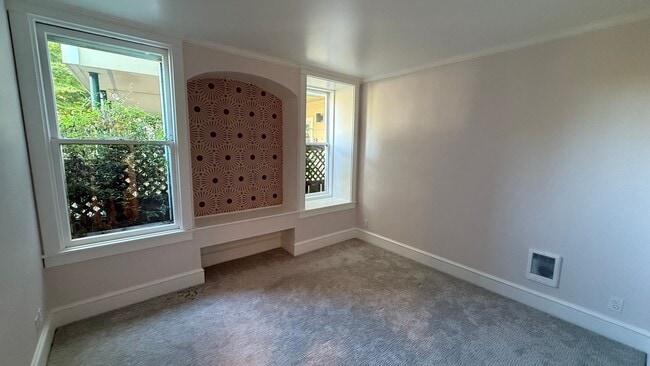 Building Photo - Epic REA - Rare Find Cozy and Update 2BR /...