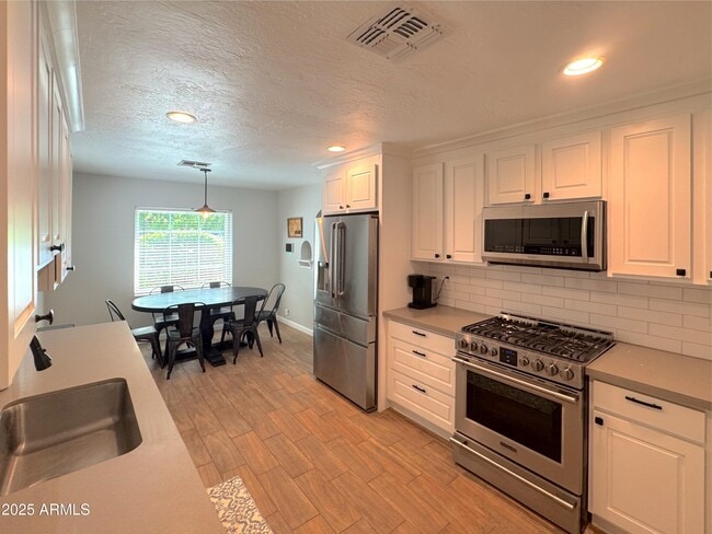 Building Photo - 6 N Fraser Dr E