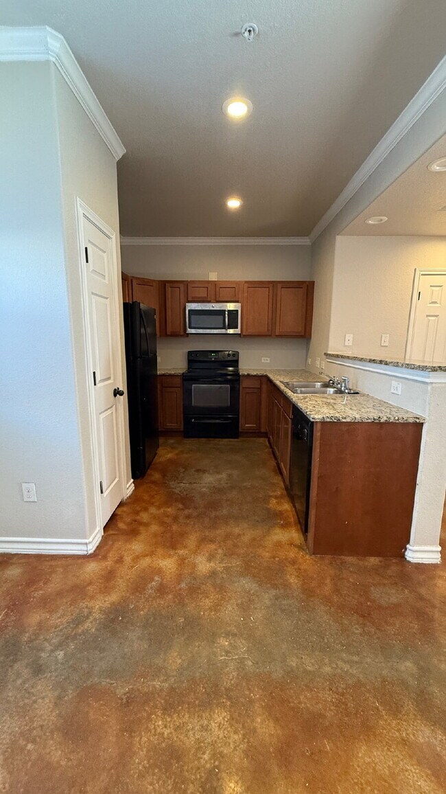 Building Photo - Spacious 3 Bed / 2.5 Bath Townhome in Quiet North Side Community