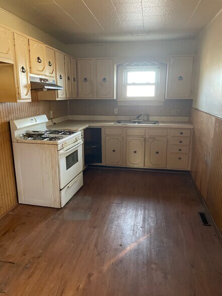 Building Photo - 228 Whitelaw Ave