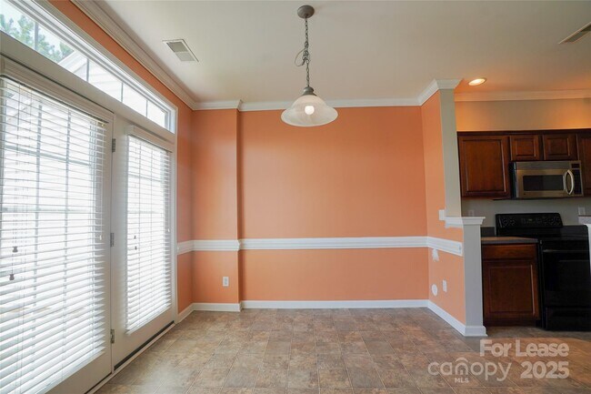 Building Photo - 6021 Queens Walk Ct