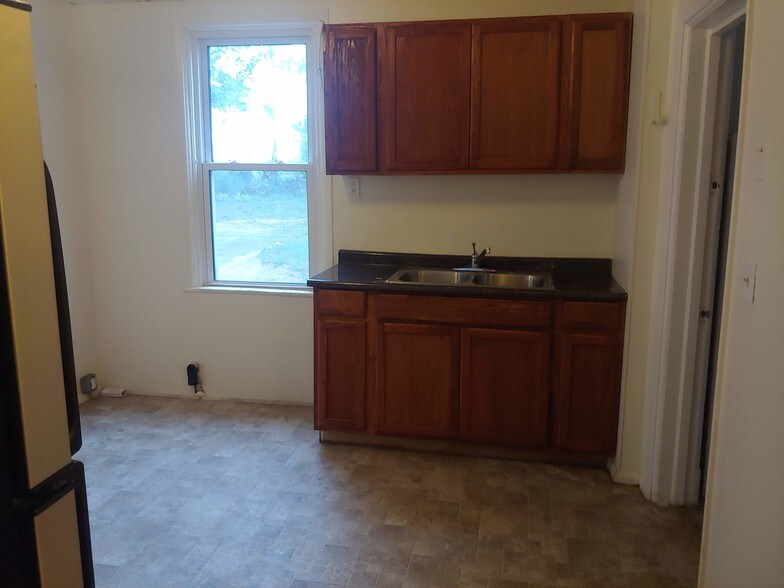 Building Photo - 1549 Kemble St