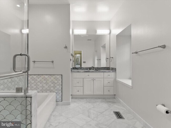 Building Photo - 4424 Westover Pl NW