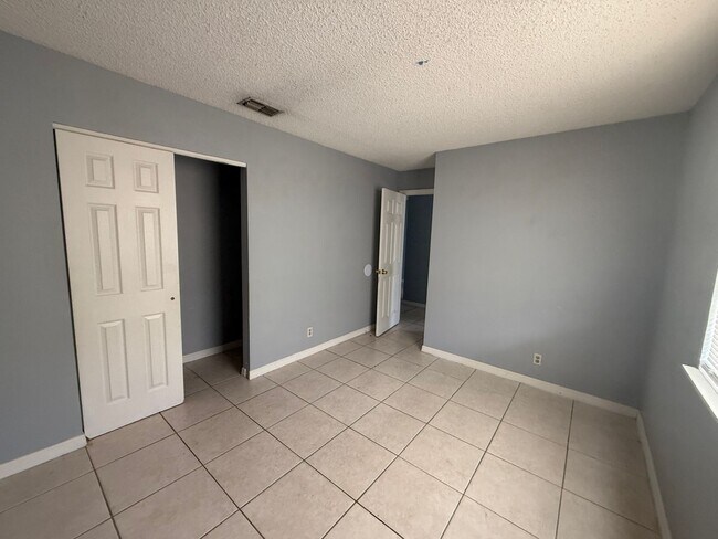 Building Photo - 2 bed 1 bath with 855 sf. Great location b...