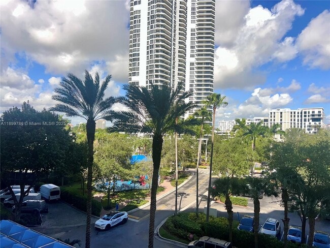 Building Photo - 3600 Mystic Pointe Dr