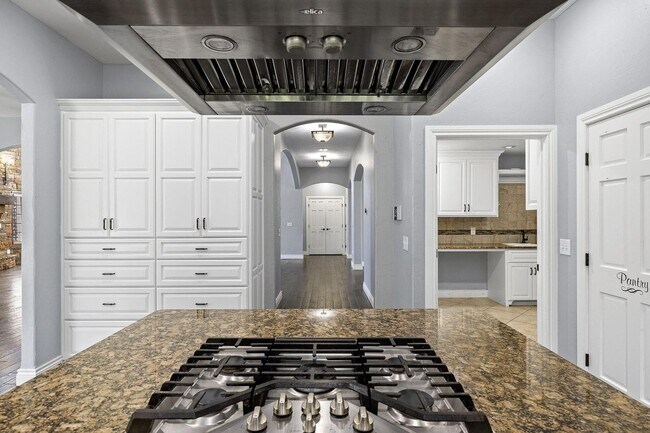 Building Photo - 5 Bedroom Dream Home!