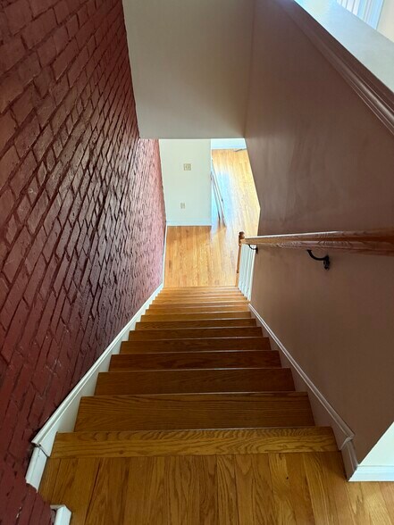 Building Photo - 146 Sargeant St