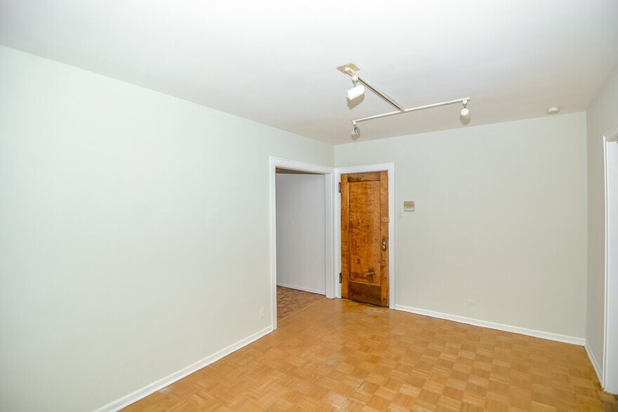 Building Photo - 629 W Belmont Ave