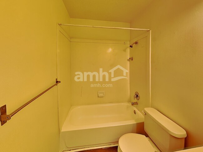 Building Photo - 651 Saddlebrook Dr