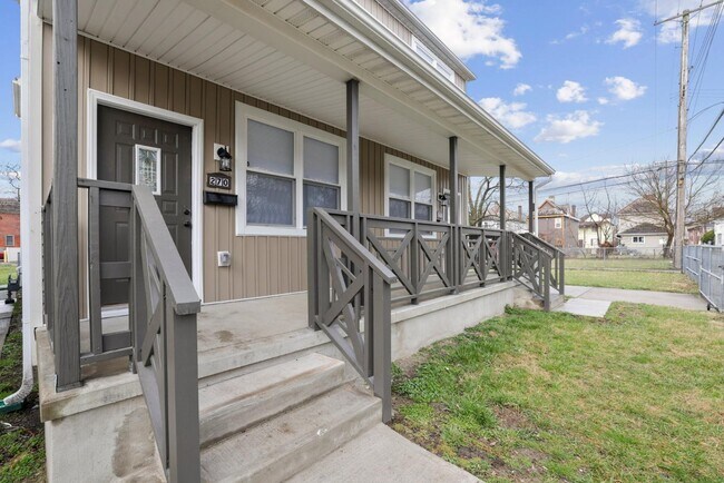 Building Photo - 272 S 22nd St