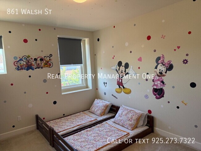 Building Photo - 861 Walsh St